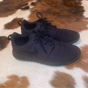 All black Nike sneakers | size 8.5